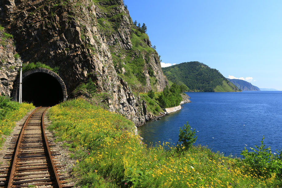 Туннель на КБЖД вдоль побережья Байкала – фотографии России