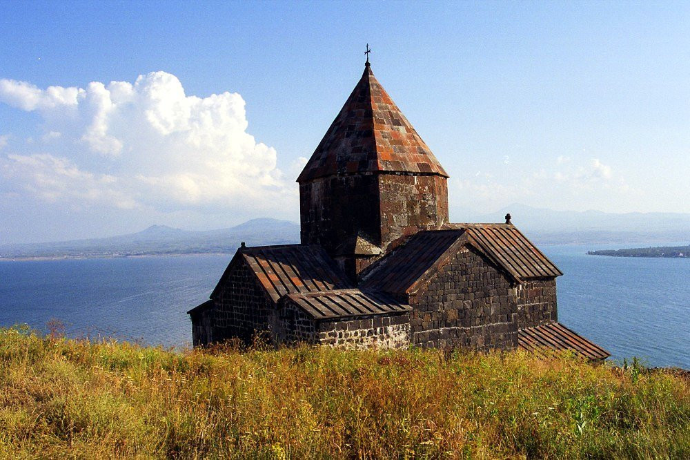 Церковь Гегард на озере Севан, Армения – фотографии Армении