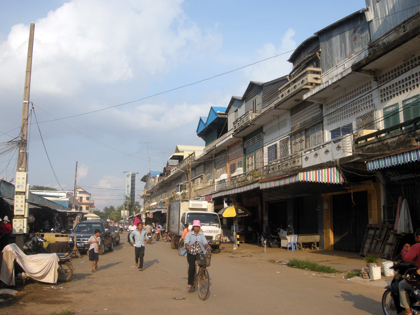 Улица в Кампонгтхоме, Камбоджа. Фото 1 – фотографии Камбоджи