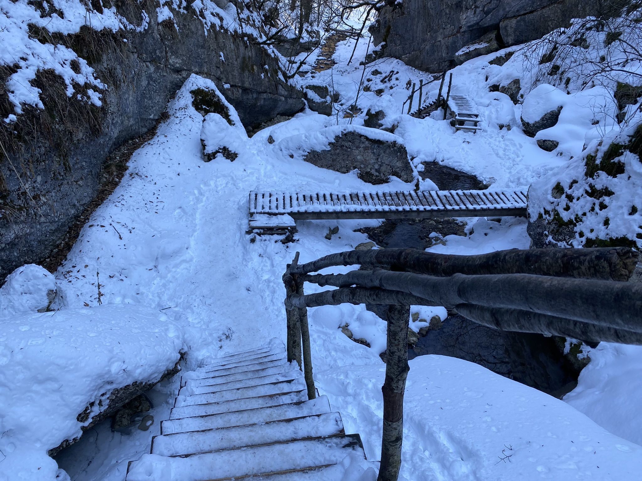 Лестницы и тропинки к водопаду Кольцо, Северная Осетия, Россия – фотографии России