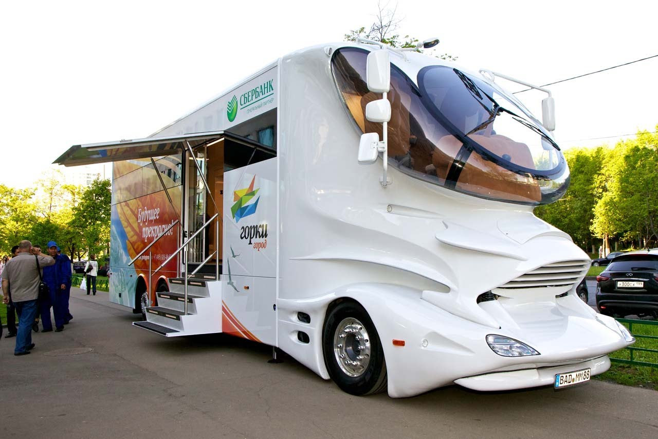 Космический автобус Сбербанка в Горки Город – фотографии России