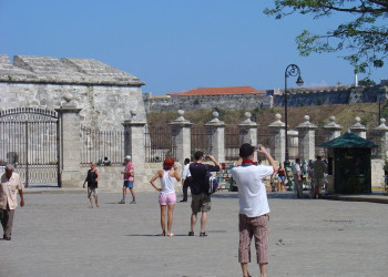 Туристы в Гаване, Куба – фотографии Кубы