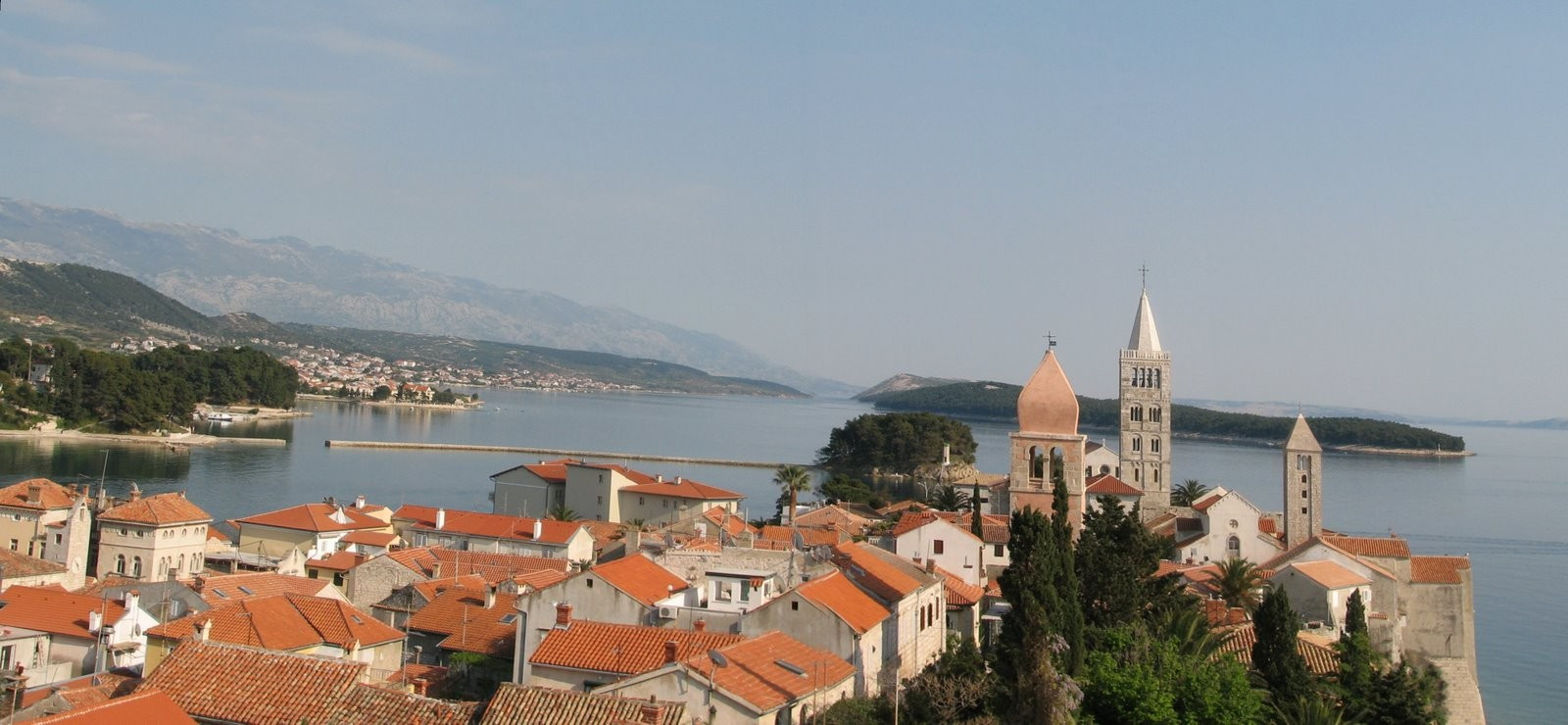 Крыши домов в Раб, Хорватия. Фото 23 – фотографии Хорватии