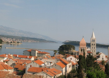 Крыши домов в Раб, Хорватия. Фото 23 – фотографии Хорватии