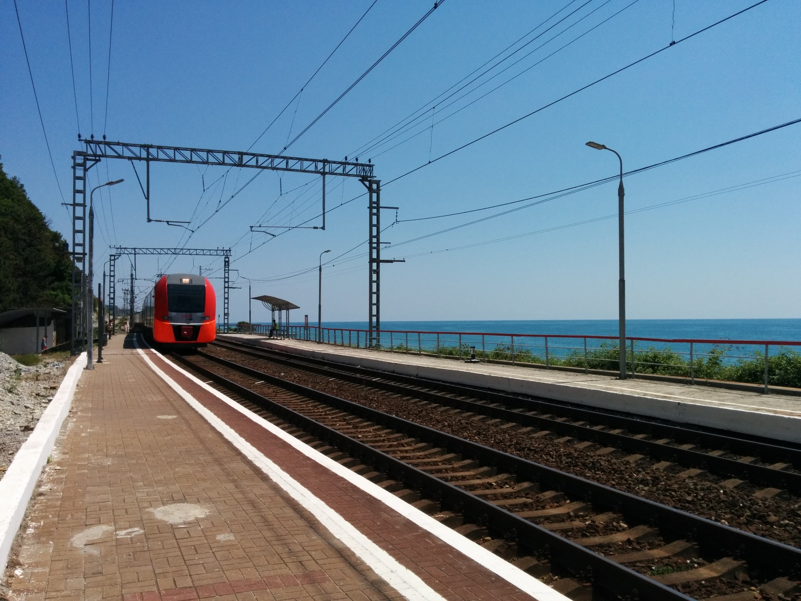 Станция Южный, район Туапсе. Прибывает электричка "Ласточка" – фотографии России