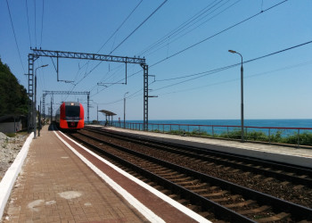 Станция Южный, район Туапсе. Прибывает электричка "Ласточка" – фотографии России