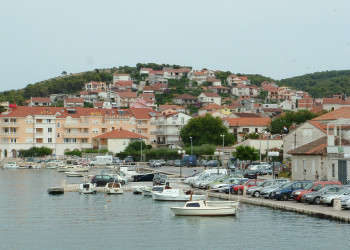 Транспорт на набережной в Трогире, Хорватия – фотографии Хорватии