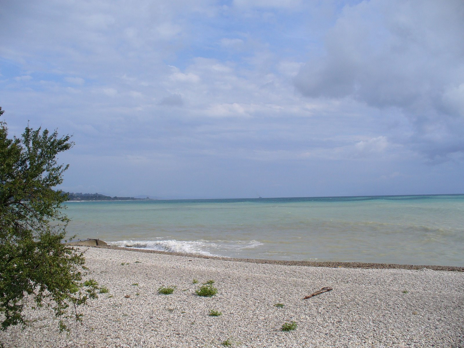 Пляж в Гудаута, Абхазия – фотографии Абхазии