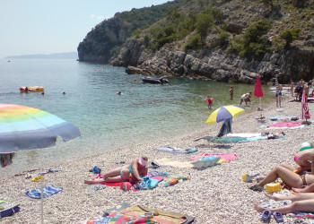 Люди на пляже в Бели, Хорватия – фотографии Хорватии