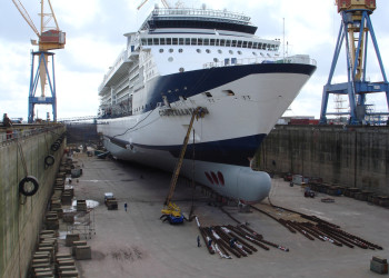 Ремонт  корабля в Бресте, Франция – фотографии Франции