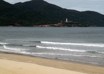 Вдалеке виднеется статуя – фотографии Вьетнама