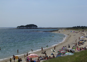 Туристы на пляже в Локмариакере, Франция. Фото 1 – фотографии Франции