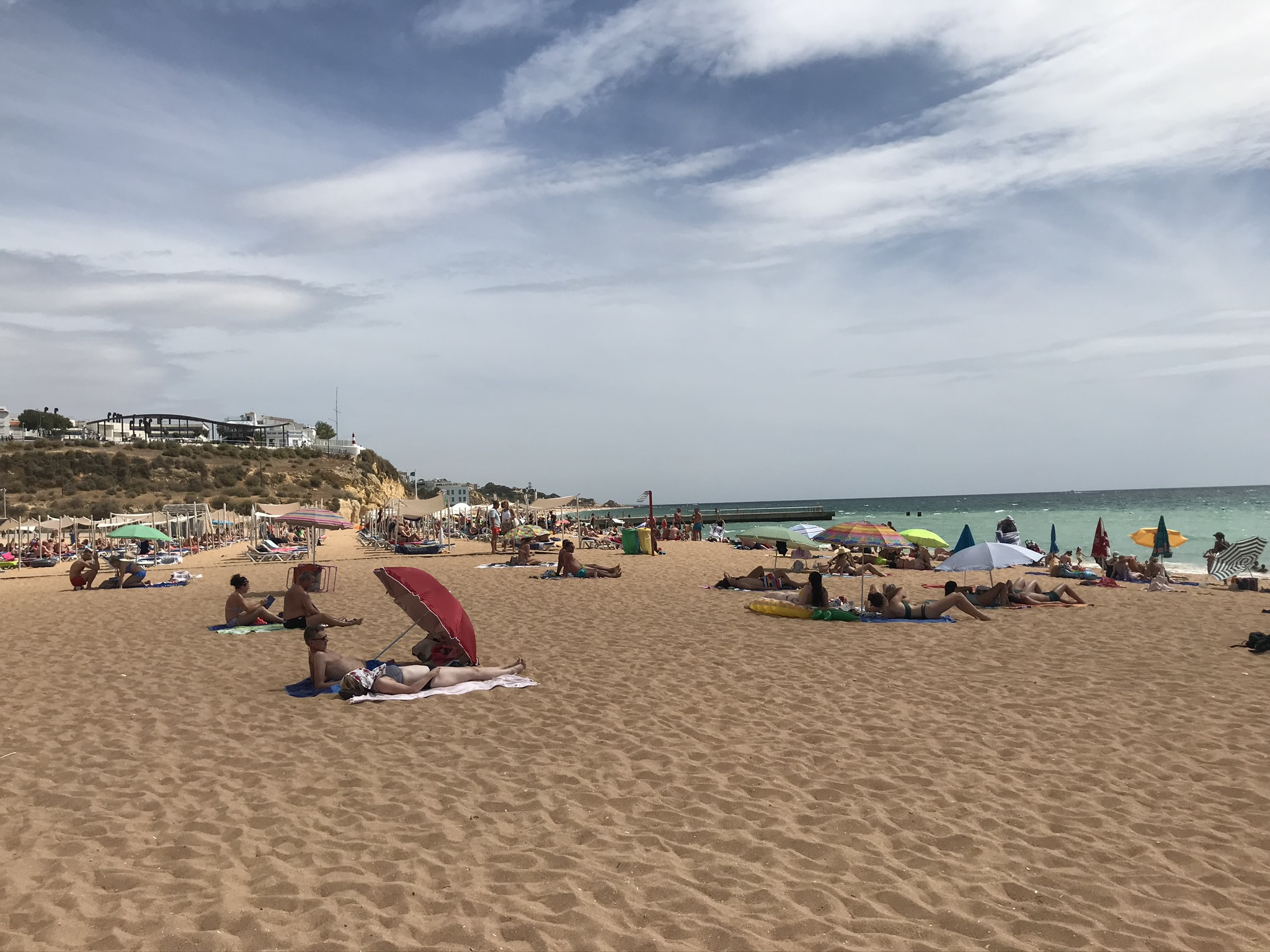 Песок на широком пляже Албуфейры, Португалия – фотографии Португалии