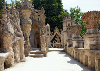 Дворец почтальона Шеваля, в котором никто не может жить, привлекает много любопытных людей в Франции – фотографии Франции