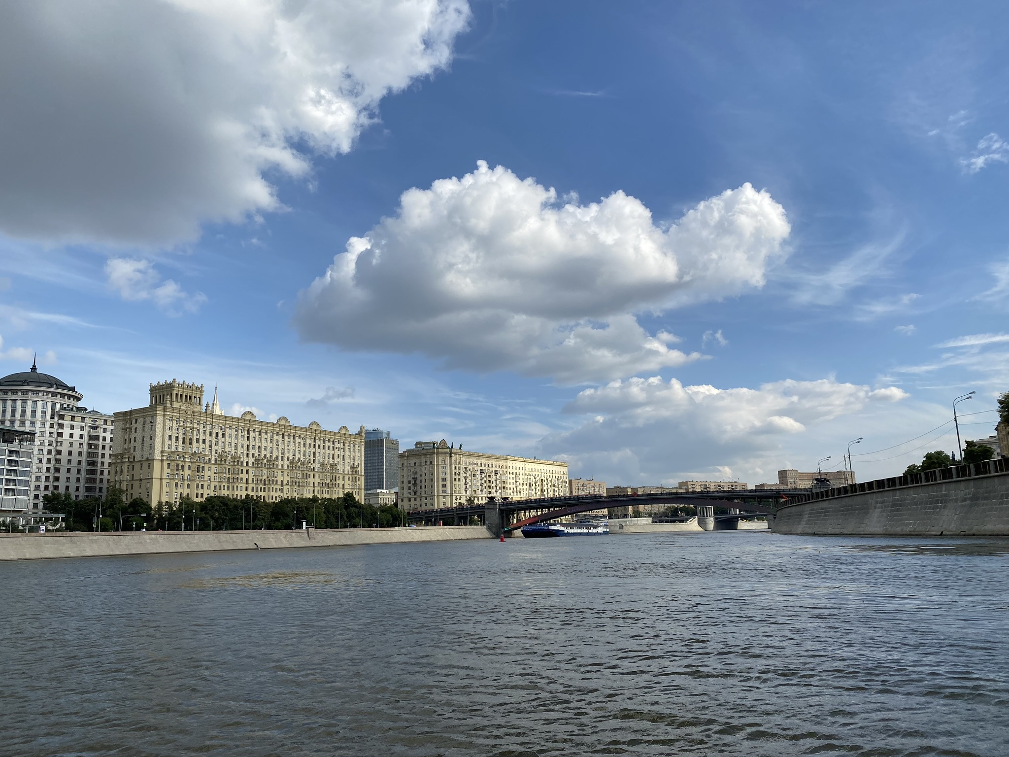 Прогулка на лодке по Москва реке – фотографии России