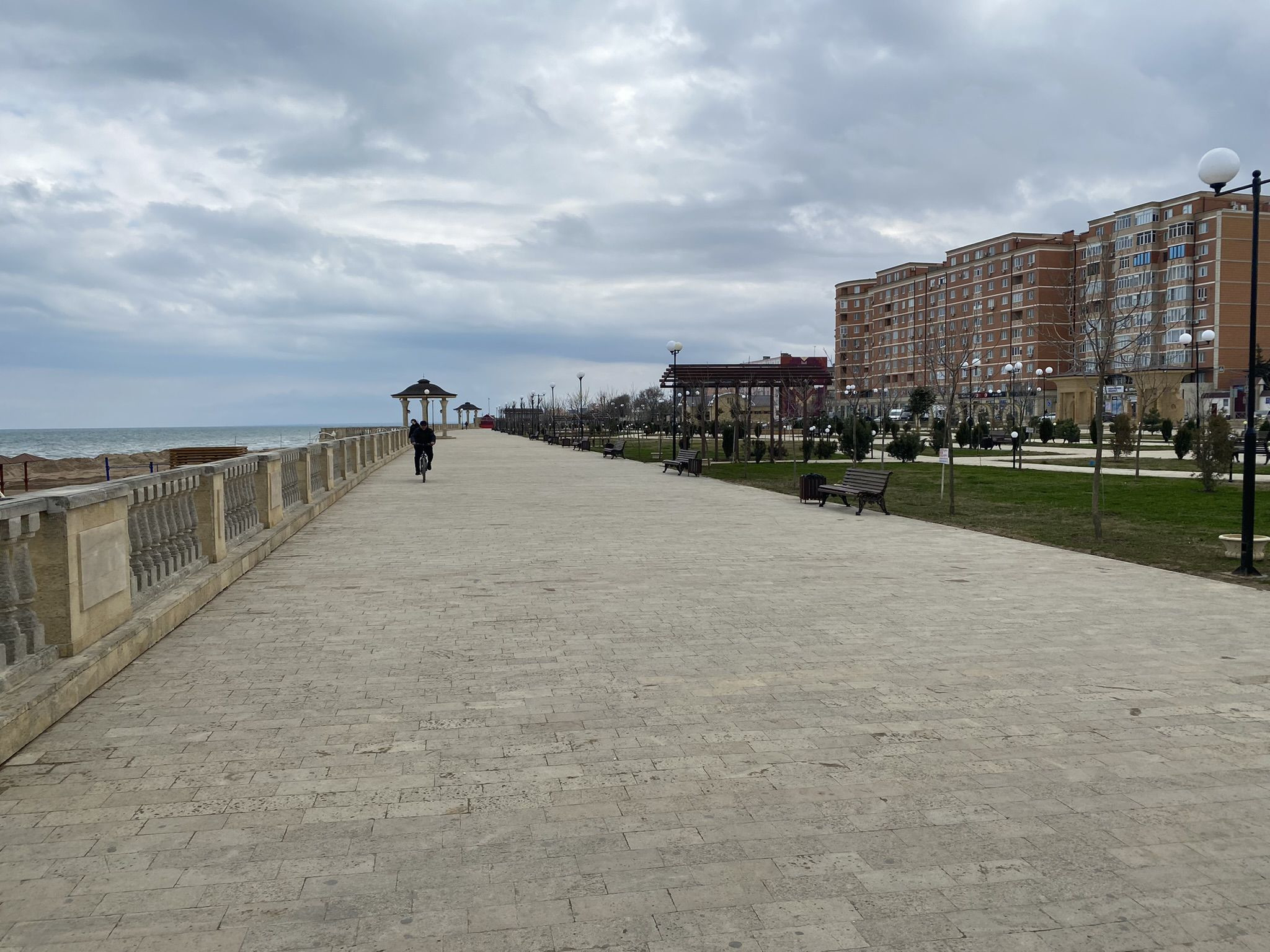 Набережная в Приморском парке, Дербент, март 2022 – фотографии России