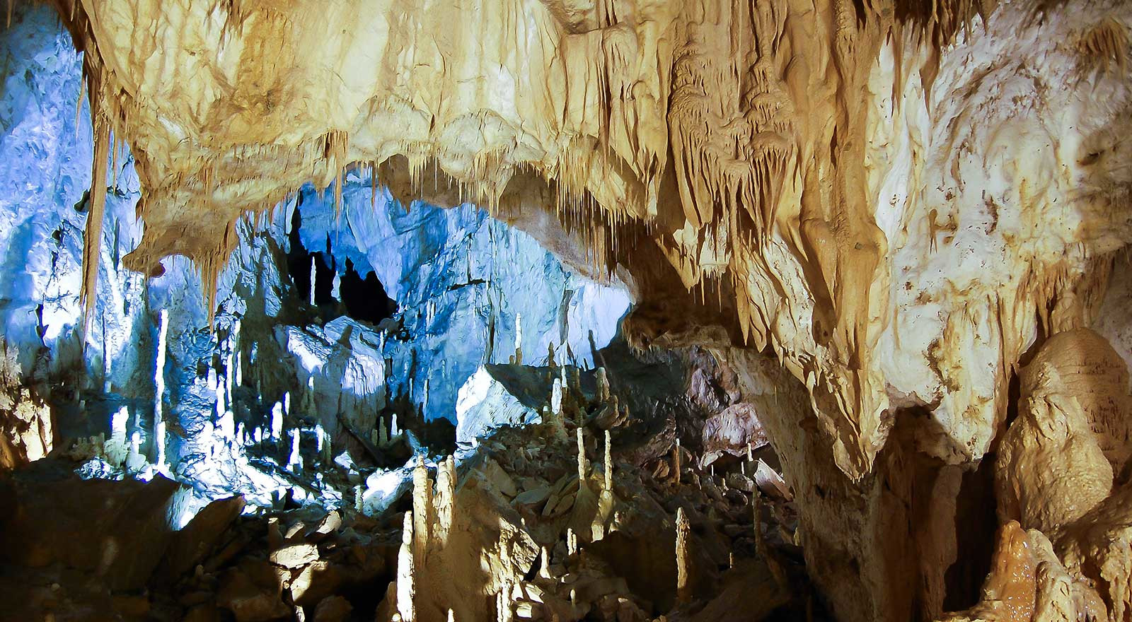 Пещеры Фрасасси (Frasassi Caves) в регионе Марке, Италия – фотографии Италии