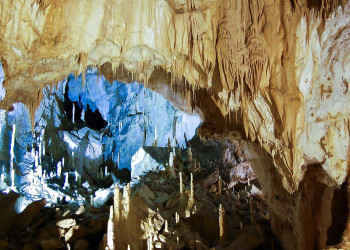 Пещеры Фрасасси (Frasassi Caves) в регионе Марке, Италия – фотографии Италии