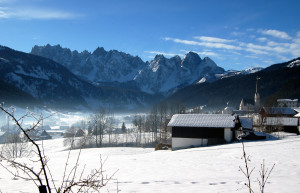 Заснеженные домики в горах. Гозау. Австрия – фотографии Австрии