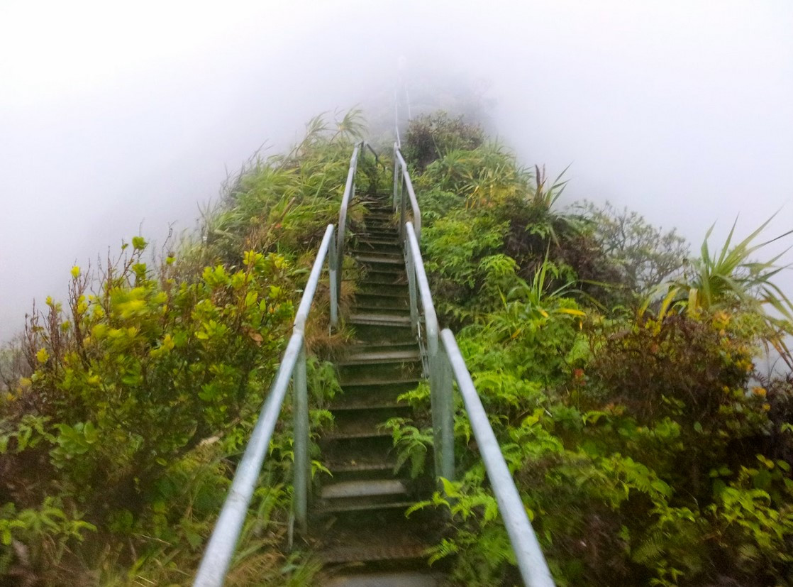 Лестница Хайку на Гавайских островах, США – фотографии США