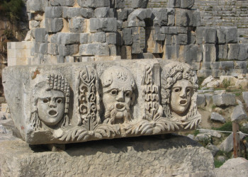 Скальные гробницы византийских времён в городе Мира (Myra), Кемер, Турция – фотографии Турции