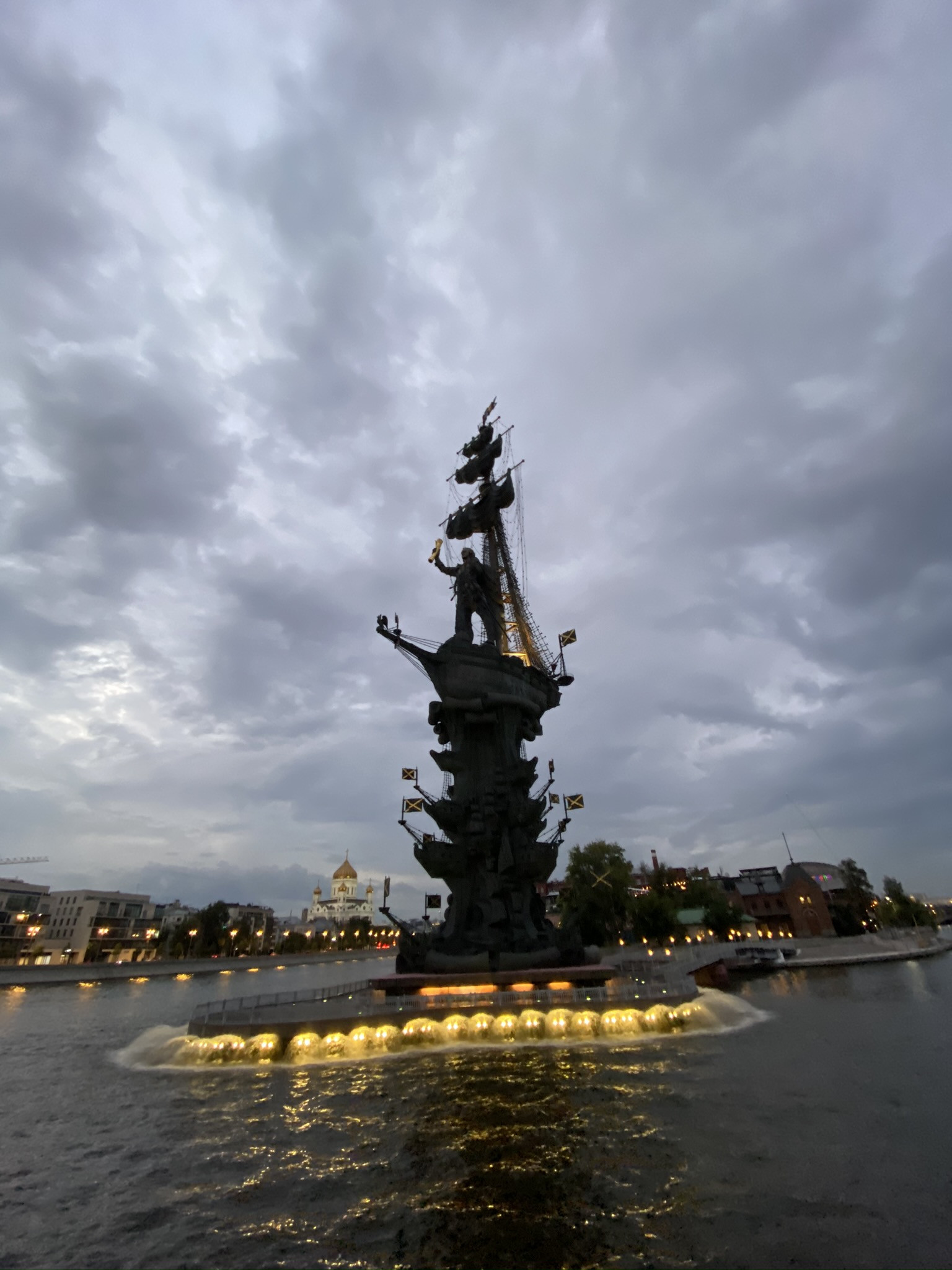 Памятник Петру 1 в Москве, вид с набережной – фотографии России