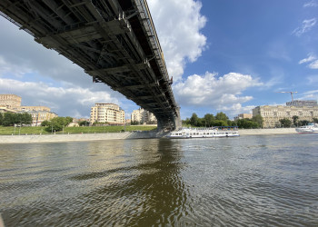 На лодке под мостом на Киевской в Москве – фотографии России