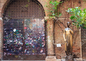 Дом Джульетты привлекает наибольшее количество туристов и находится в самом его центре – фотографии Италии