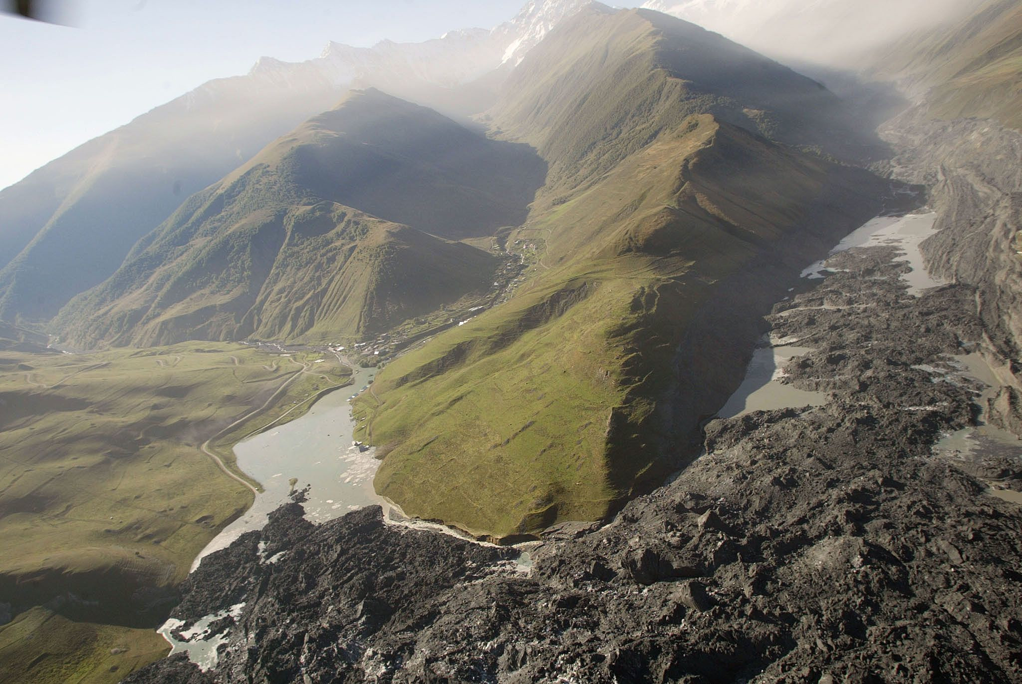 Ледник Колка накрыл ущелье, вид с самолёта – фотографии России
