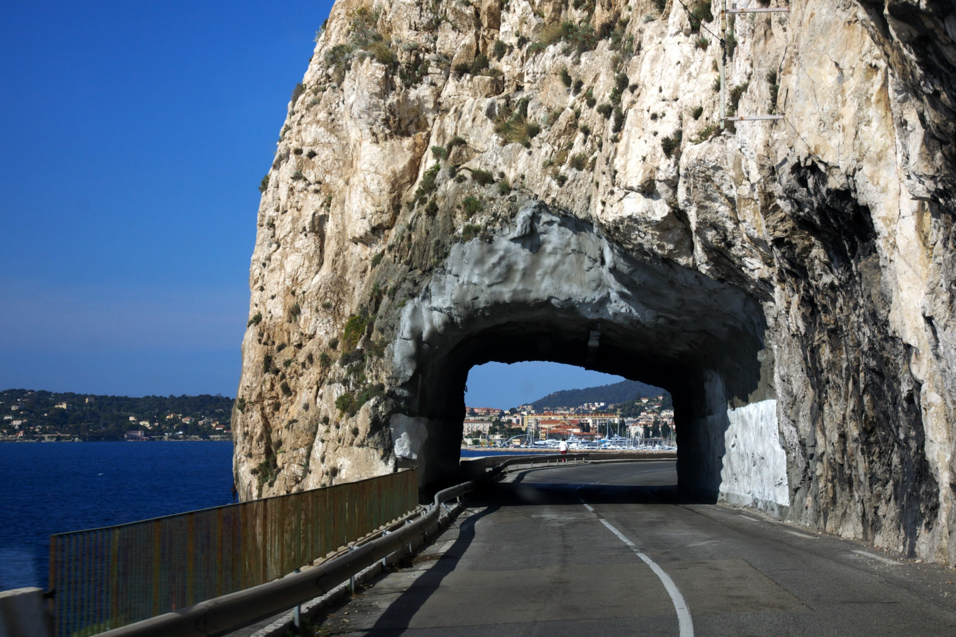 Набережная в Эз, Франция. Фото 1 – фотографии Франции