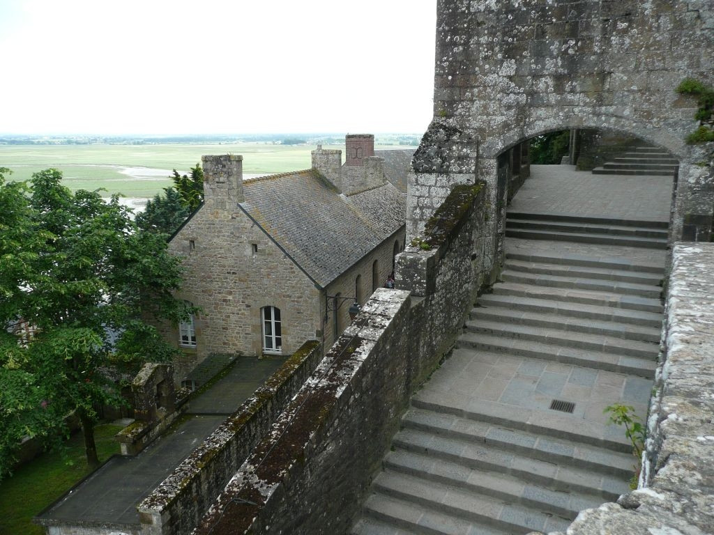 Лестница в Мон-Сен-Мишель, Франция – фотографии Франции