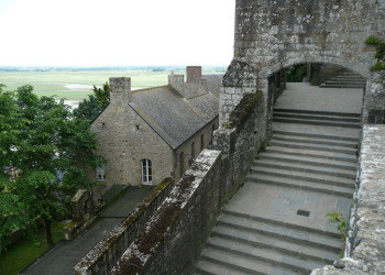 Лестница в Мон-Сен-Мишель, Франция – фотографии Франции