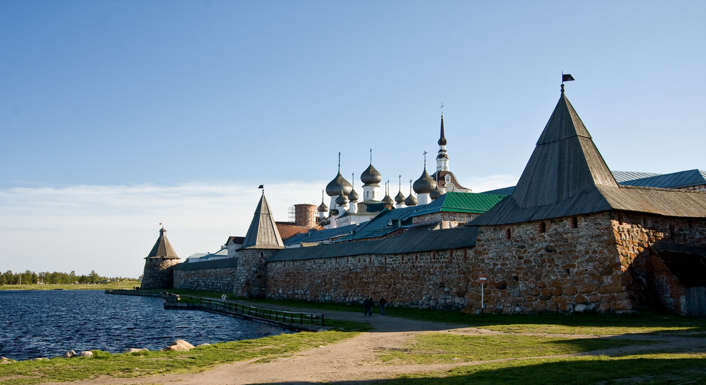 У стен мужского монастыря в Соловках – фотографии России