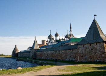 У стен мужского монастыря в Соловках – фотографии России