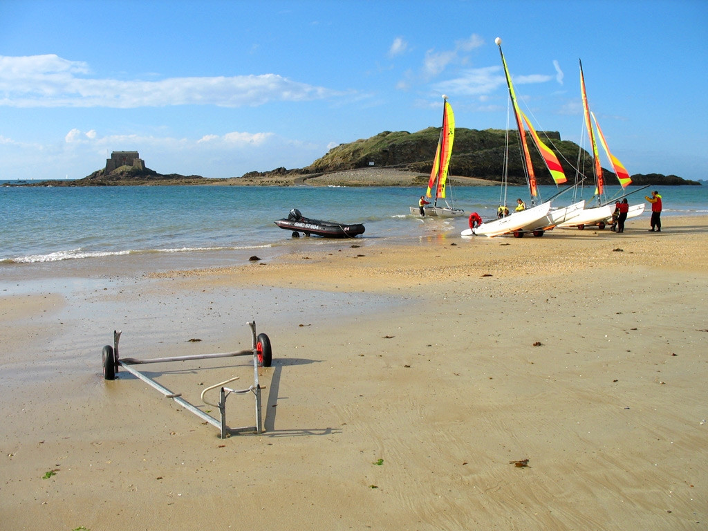 Лодки и парусники на пляже в Сен-Мало, Франция – фотографии Франции