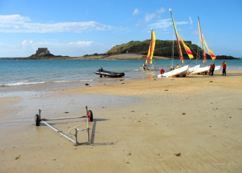 Лодки и парусники на пляже в Сен-Мало, Франция – фотографии Франции