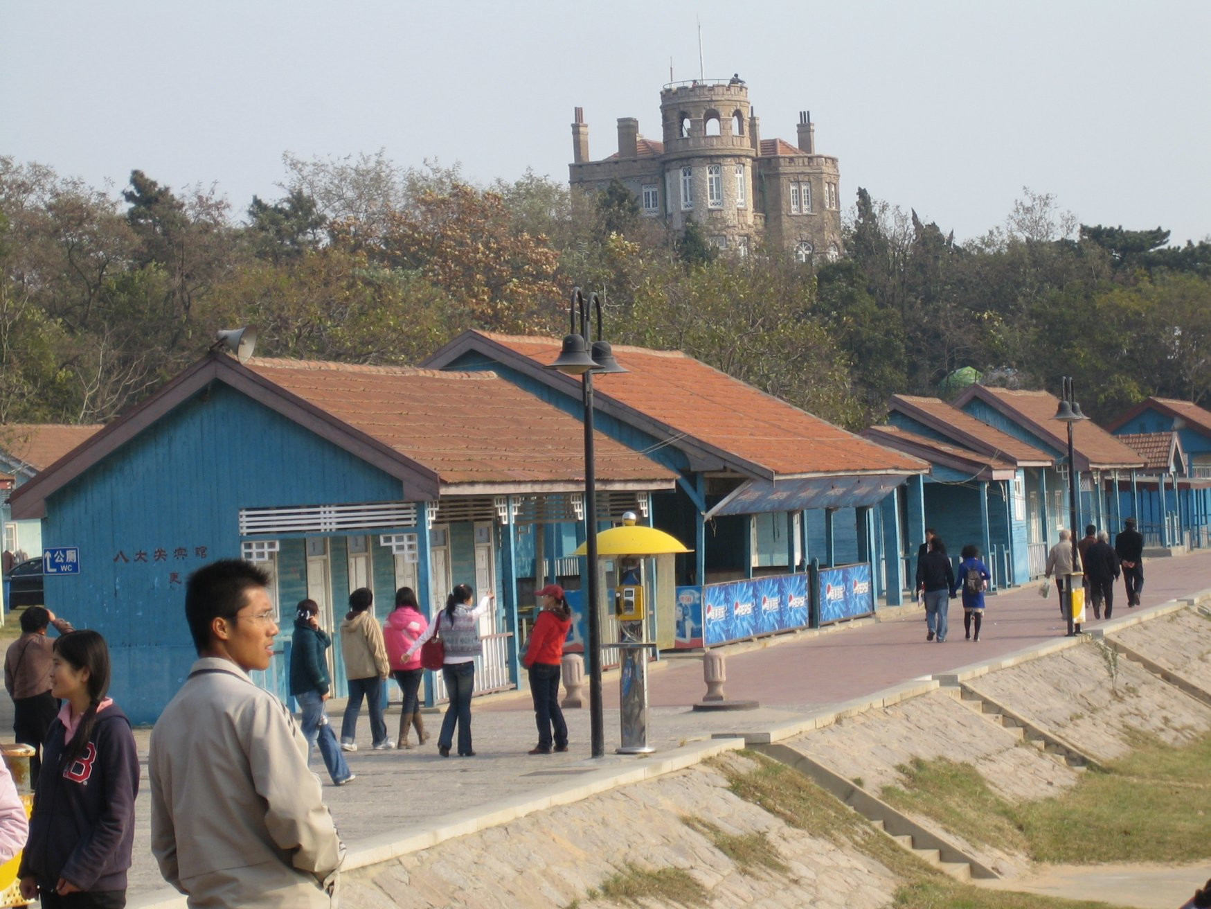 Набережная у квартала Бадагуань (Ba Da Guan) – фотографии Китая