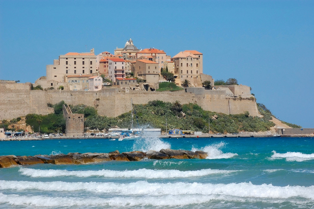 Дома на скале в Кальви, Франция. Фото 7 – фотографии Франции