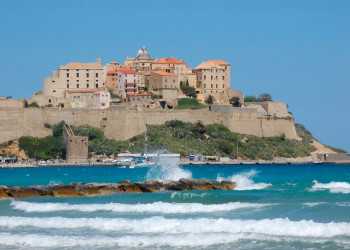 Дома на скале в Кальви, Франция. Фото 7 – фотографии Франции