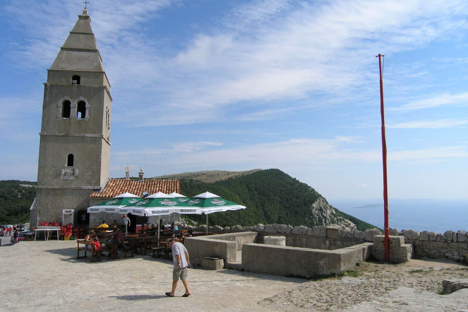 Кафе на вершине скалы в Лубенице, Хорватия – фотографии Хорватии