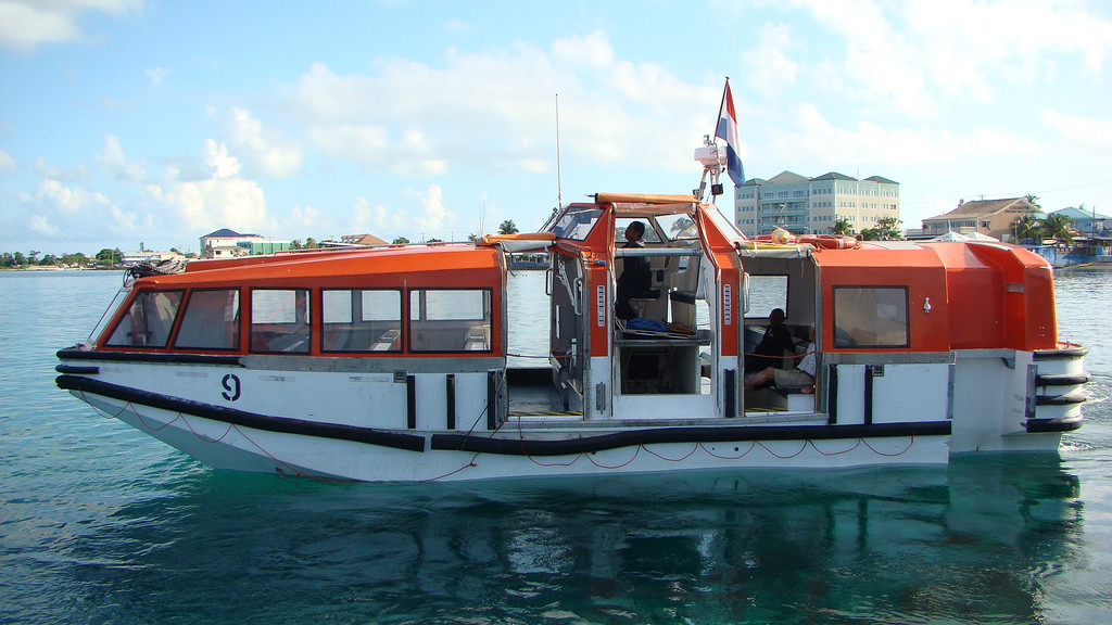 Катер в Джорджтауне (George Town), Каймановы острова – фотографии Каймановых островов