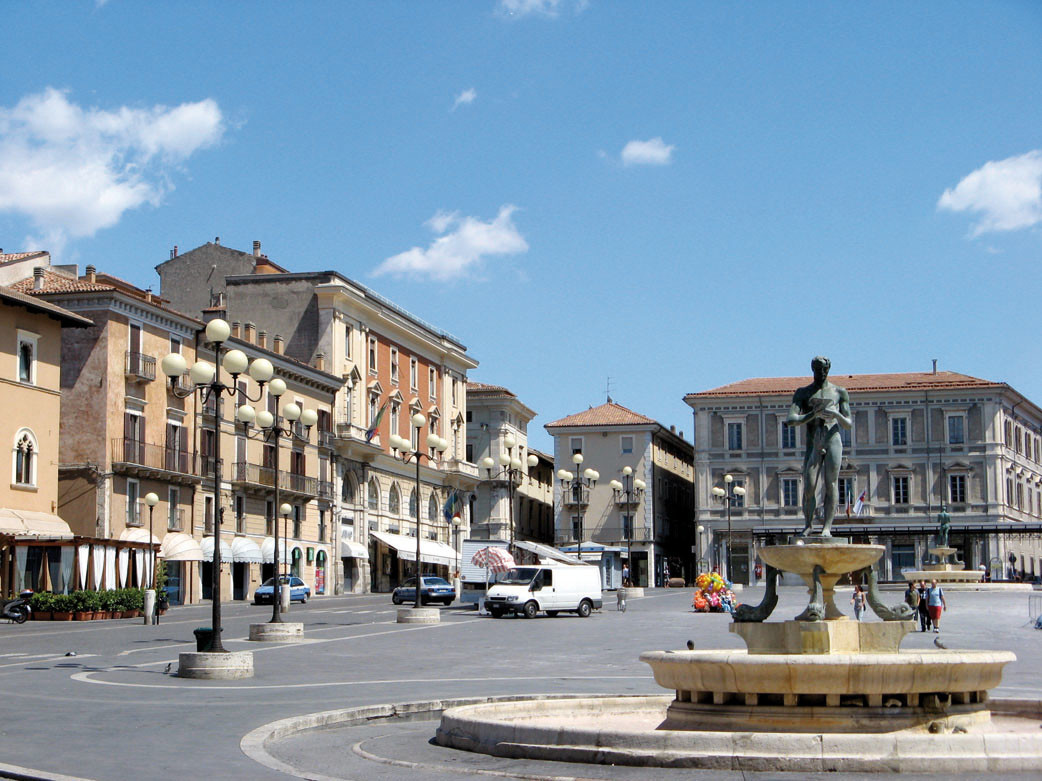 Площадь Дуомо в Л’Aквиле, Абруццо, Италия – фотографии Италии