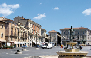 Площадь Дуомо в Л’Aквиле, Абруццо, Италия – фотографии Италии