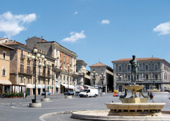 Площадь Дуомо в Л’Aквиле, Абруццо, Италия – фотографии Италии