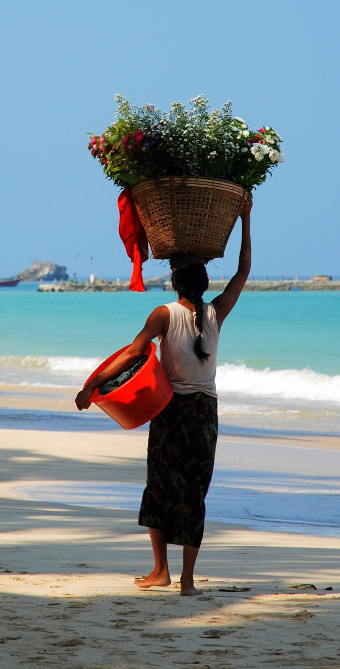 Женщина на пляже в Нгапали-Бич, Мьянма – фотографии Мьянмы