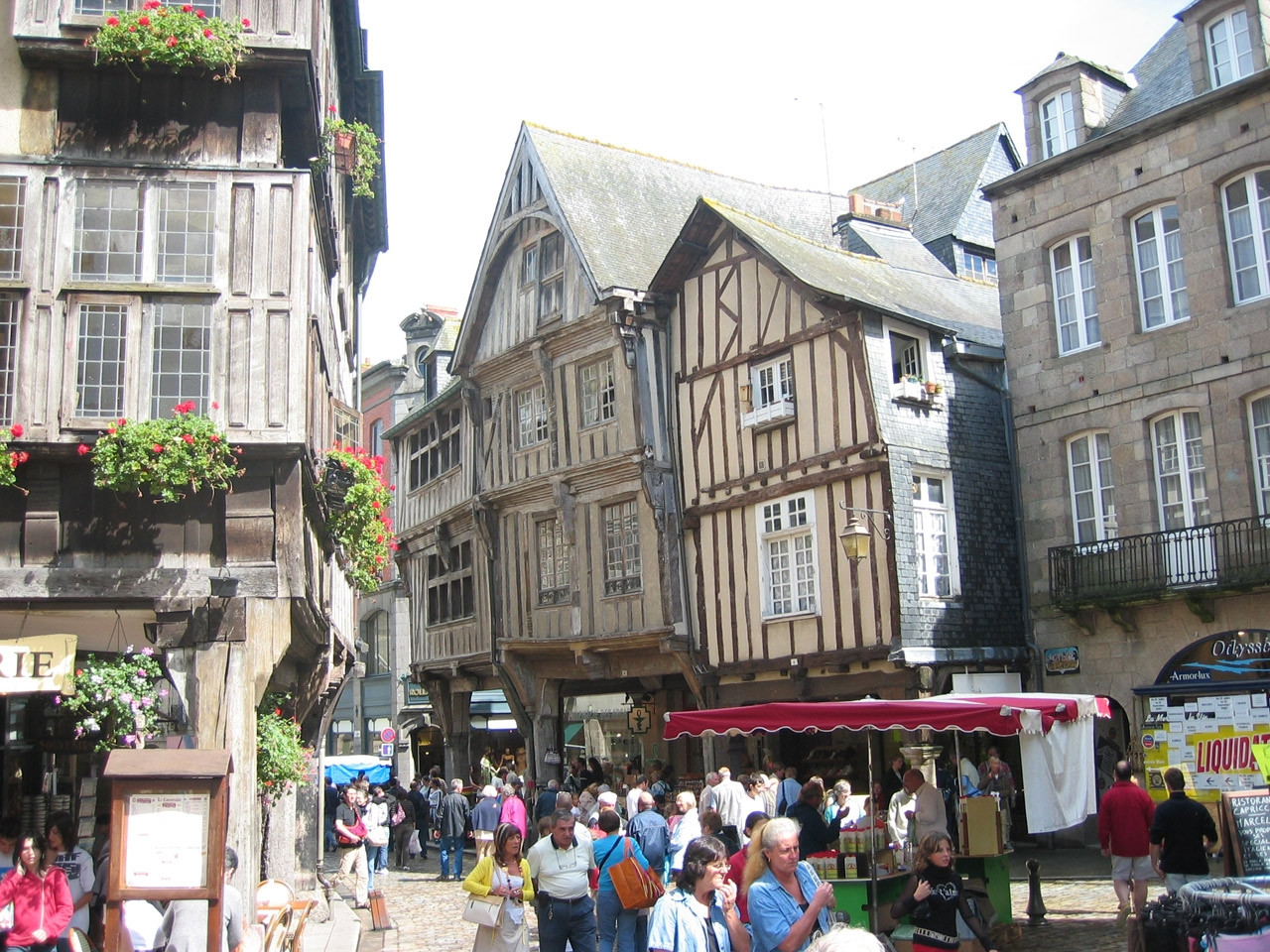 Люди в Динане, Франция. Фото 1 – фотографии Франции