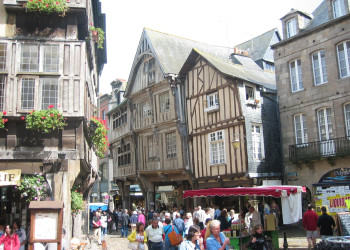 Люди в Динане, Франция. Фото 1 – фотографии Франции