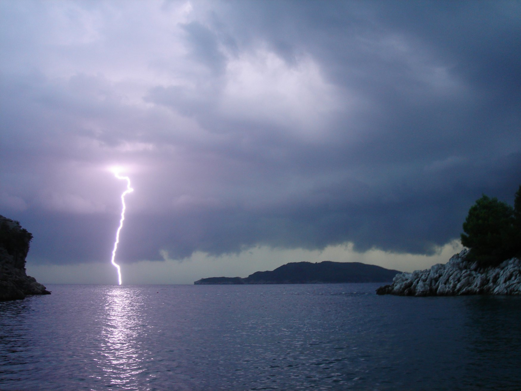 Море в Милочер, Черногория – фотографии Черногории