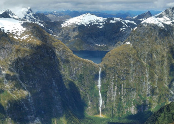 Кинзелюкский водопад (Kinzelyuk Waterfall) в одной из живописных долин Восточных Саян России – фотографии России