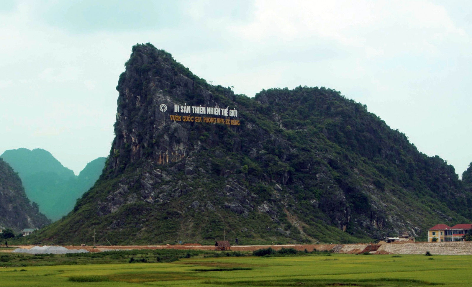 Логотип парка Фонгня-Кебанг на скале – фотографии Вьетнама